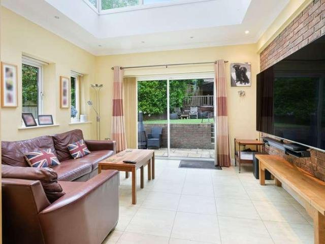 6 bed house for sale