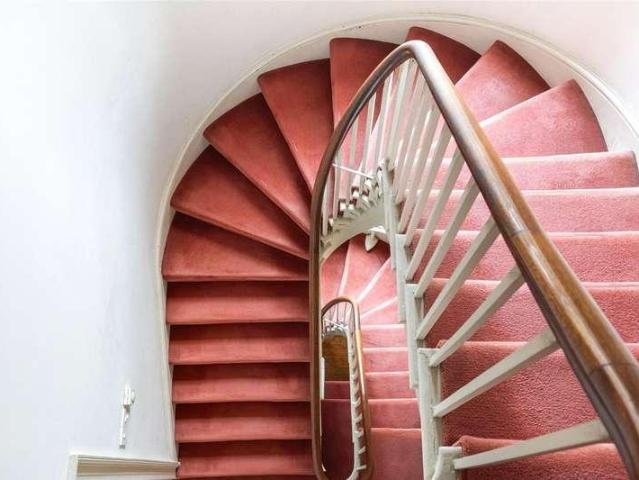 6 bed house for sale