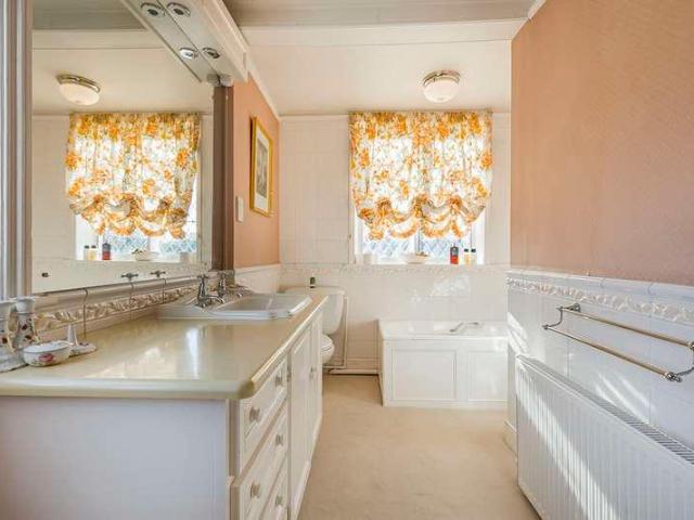 6 bed house for sale