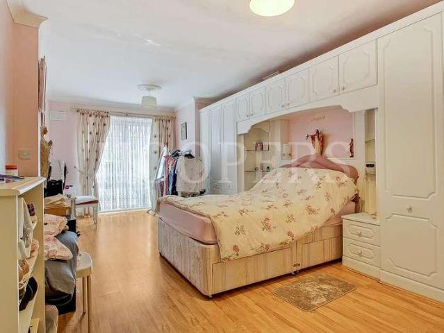 6 bed house for sale