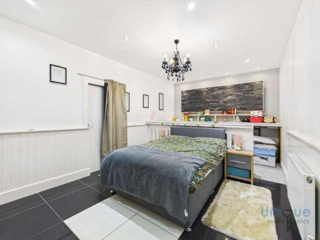 6 bed house for sale