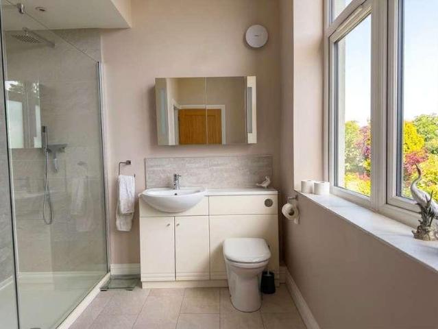 6 bed house for sale