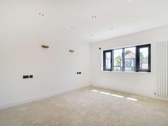 6 bed house for sale