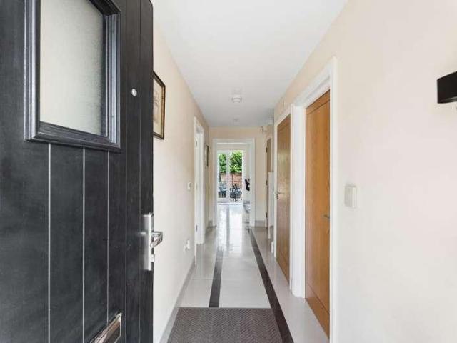 6 bed house for sale