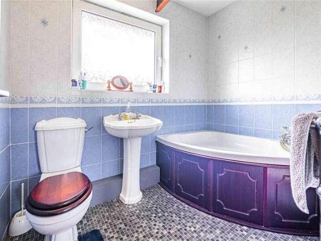 6 bed house for sale
