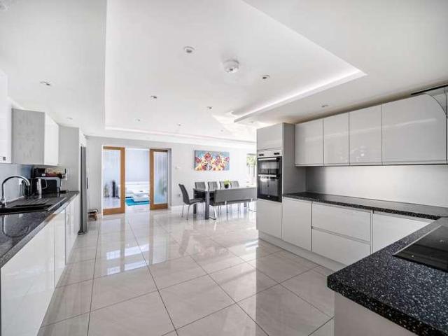 6 bed house for sale