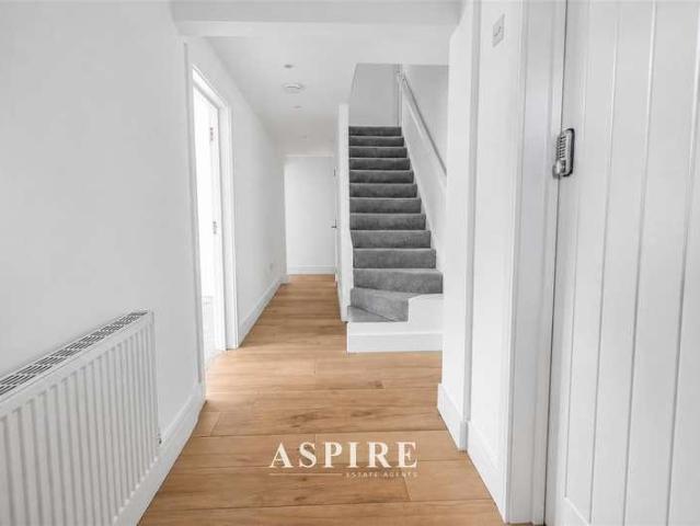 6 bed house for sale