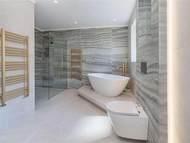 6 bed house for sale