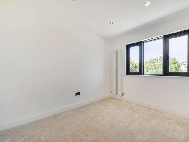 6 bed house for sale