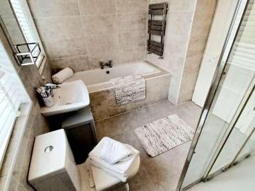6 bed house for sale