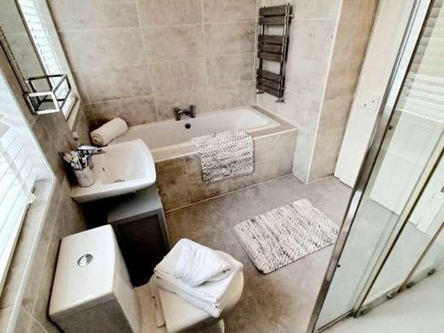 6 bed house for sale