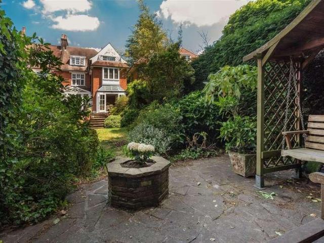6 bed house for sale