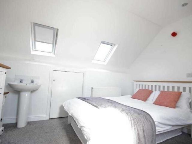 6 bed house for sale