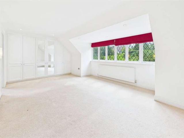 6 bed house for sale