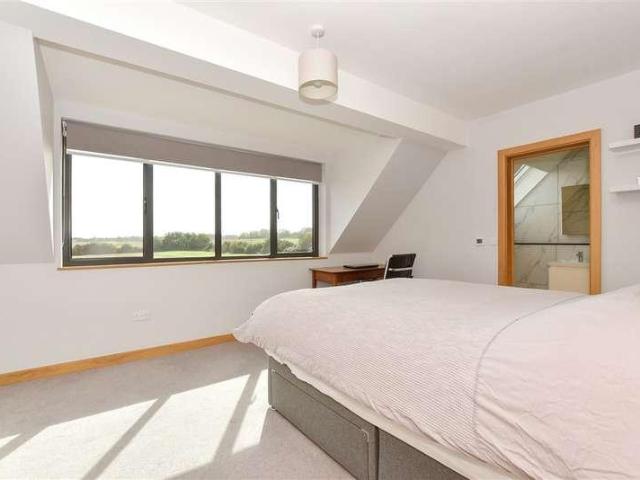 6 bed house for sale