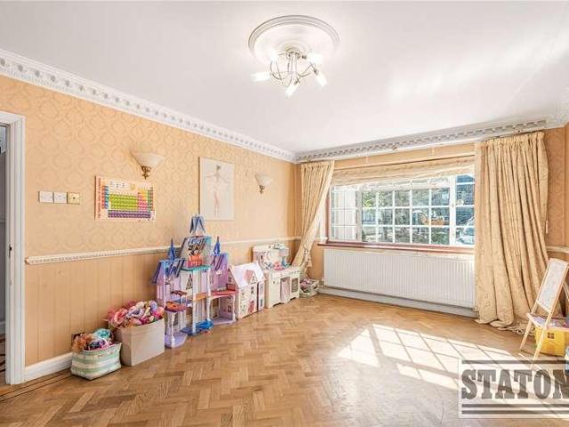 6 bed house for sale
