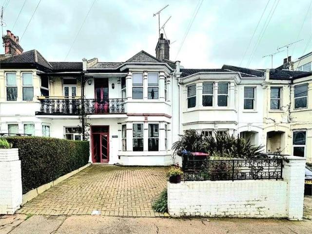 6 bed house for sale