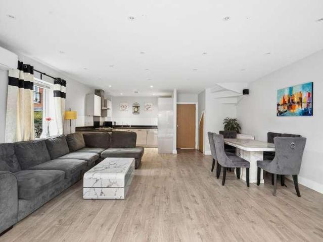 6 bed house for sale