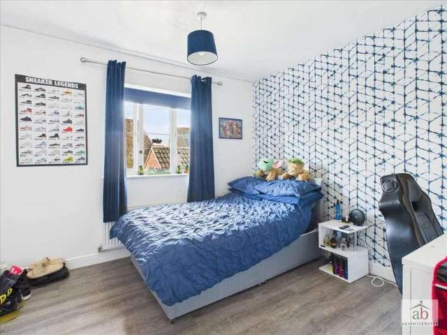 6 bed house for sale