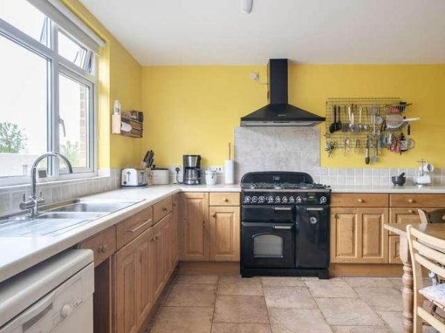 6 bed house for sale
