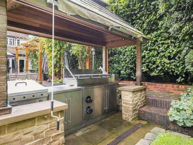 6 bed house for sale