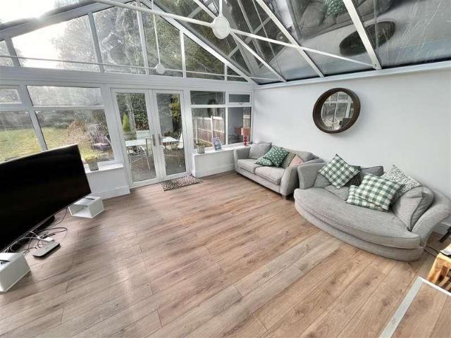 6 bed house for sale