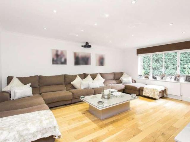 6 bed house for sale