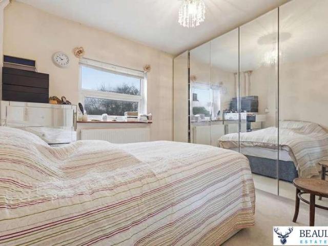 6 bed house for sale