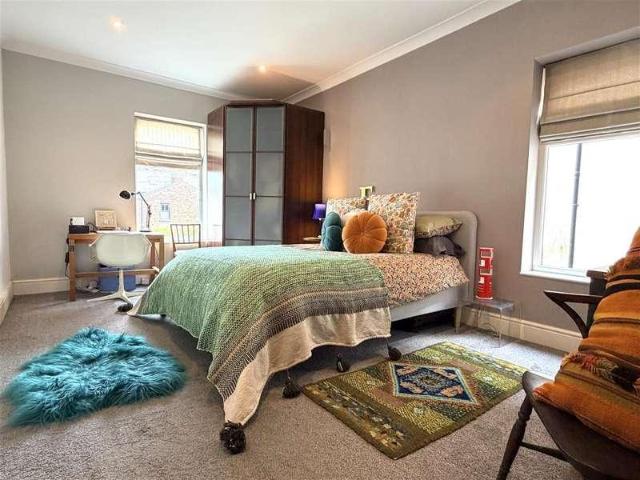 6 bed house for sale