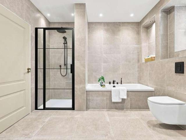 6 bed house for sale