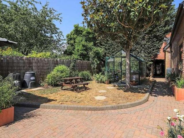 6 bed house for sale