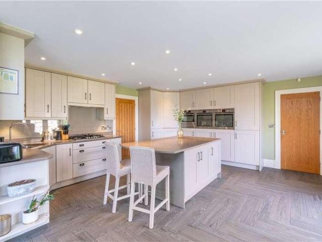 6 bed house for sale