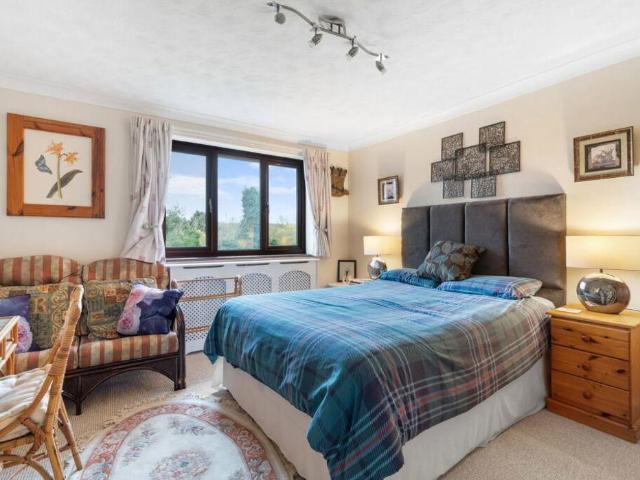 6 bed house for sale