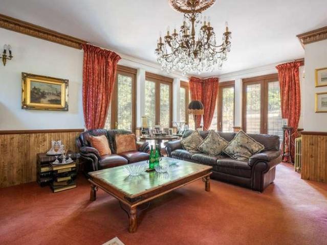 6 bed house for sale