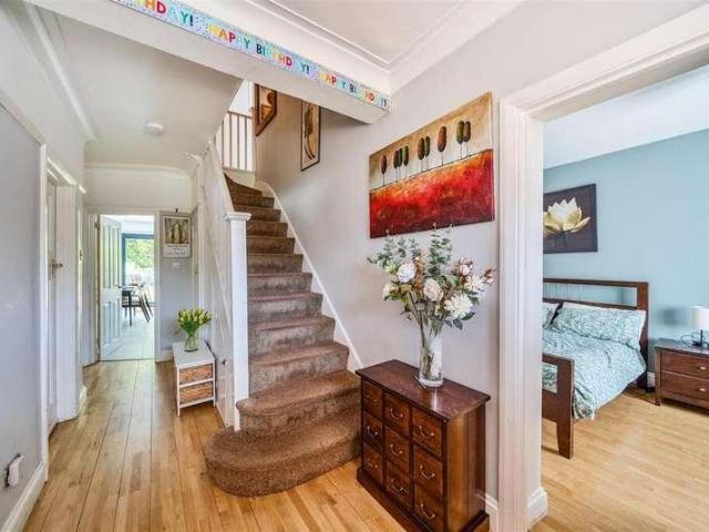 6 bed house for sale