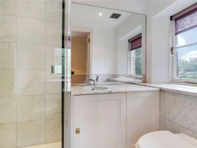 6 bed house for sale