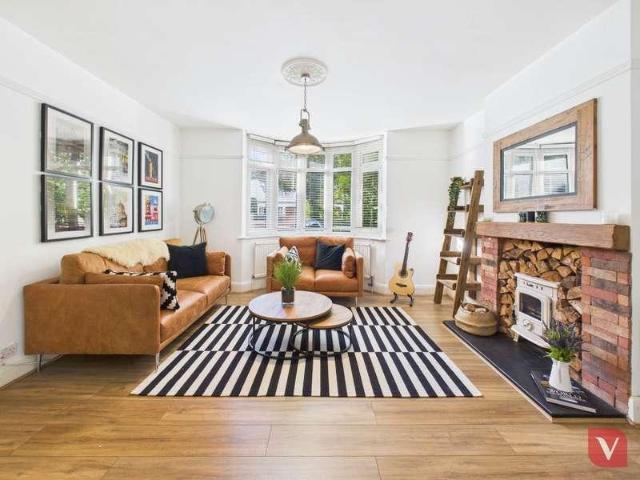 6 bed house for sale