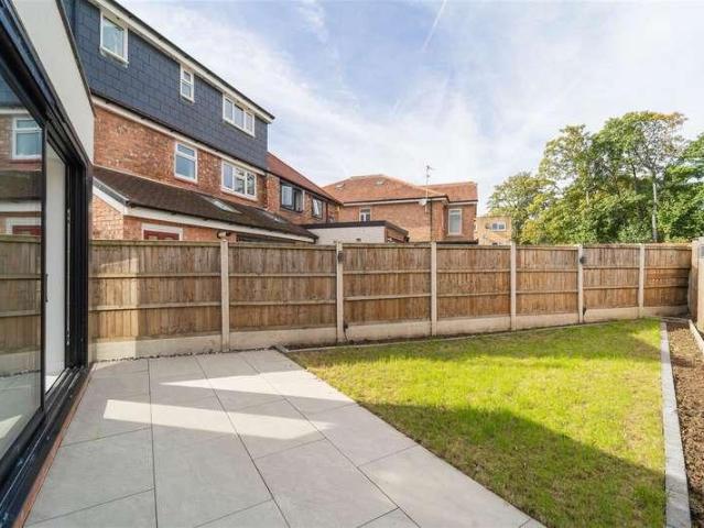 6 bed house for sale
