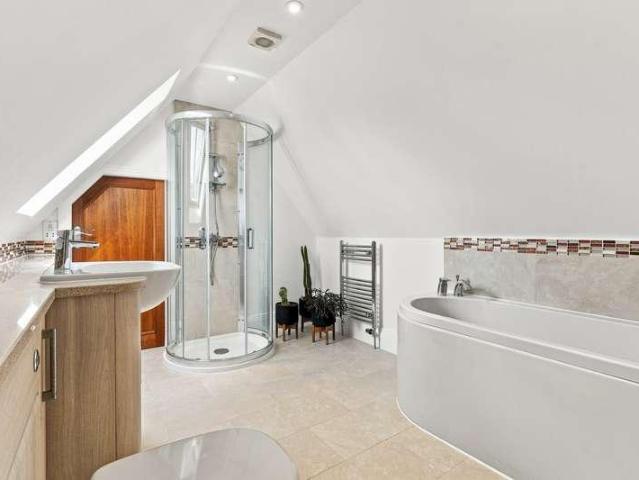 6 bed house for sale