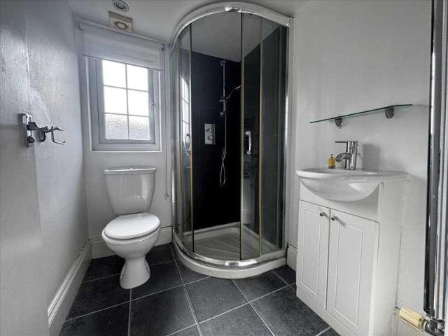 6 bed house for sale
