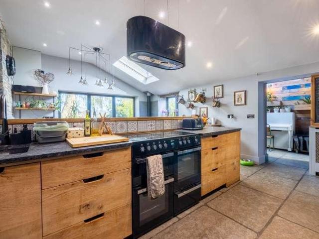 6 bed house for sale