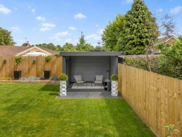6 bed house for sale
