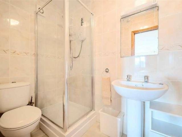 6 bed house for sale