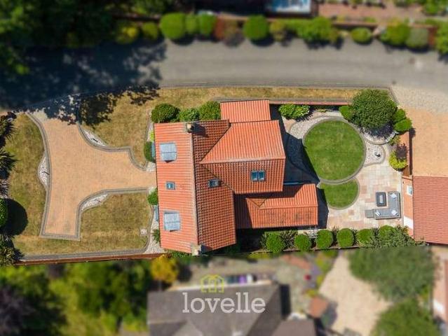 6 bed house for sale