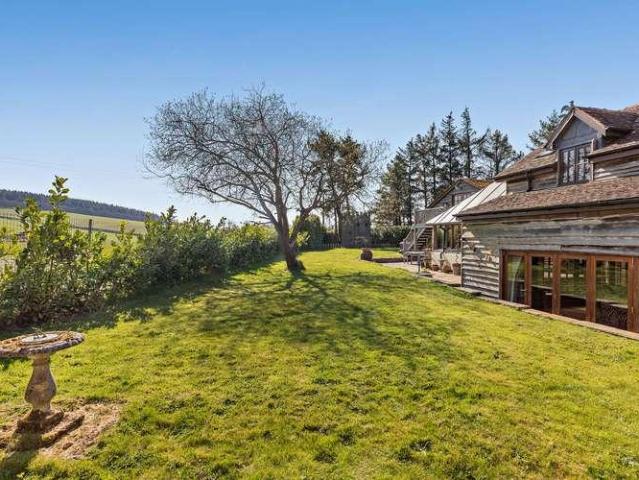 6 bed house for sale