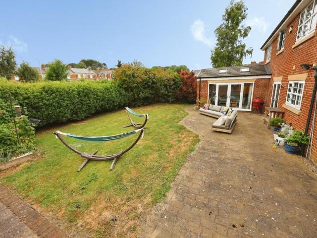 6 bed house for sale