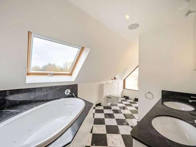 6 bed house for sale