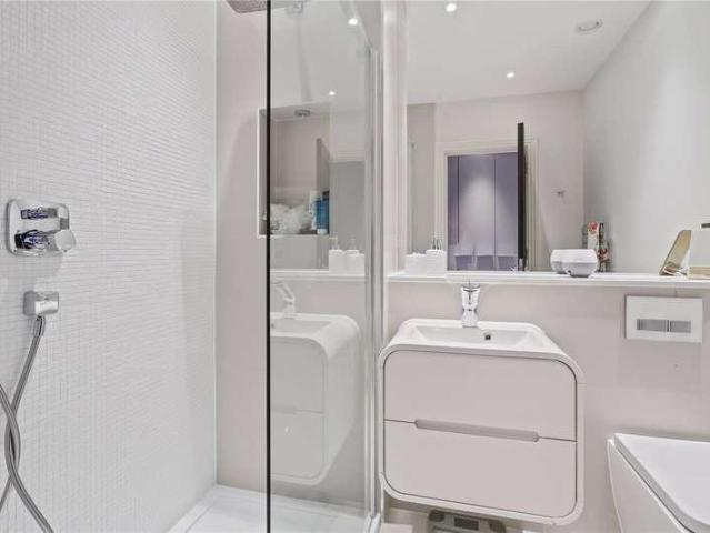 6 bed house for sale