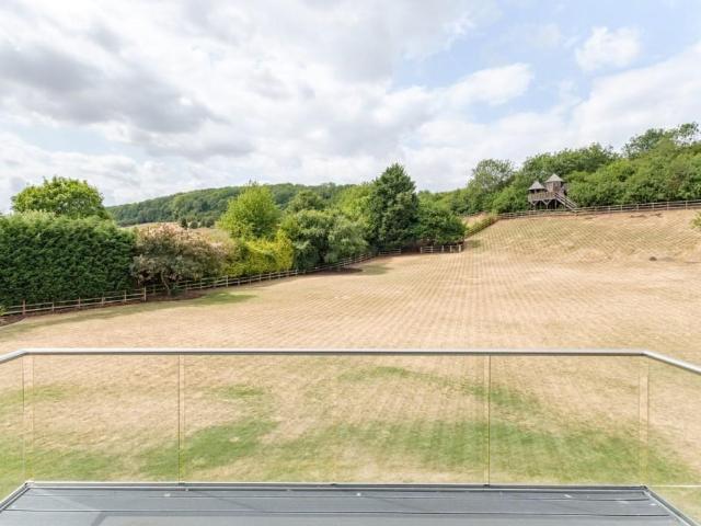 6 bed house for sale
