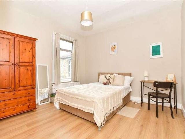 6 bed house for sale